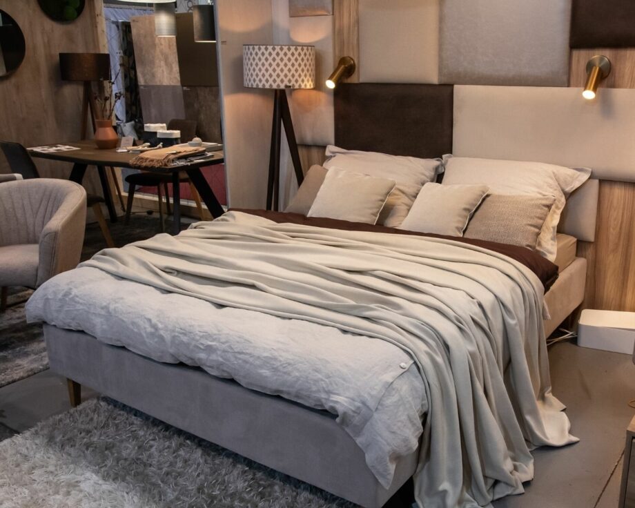 Slim bed postel Lusito s čalouněným čelem